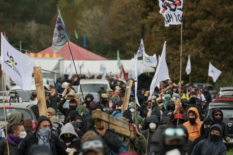 Rassemblement pour protester contre la ligne à grande vitesse (LGV) Sud-Ouest, à Lerm-et-Musset (Gironde), le 12 octobre 2024