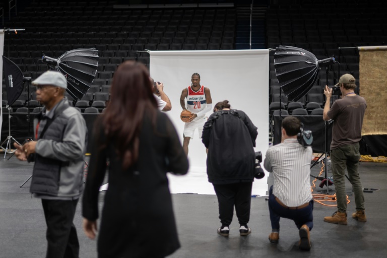 Alex Sarr se fait prendre en photo à Washington, dans la Capital One Arena, le 30 septembre 2024