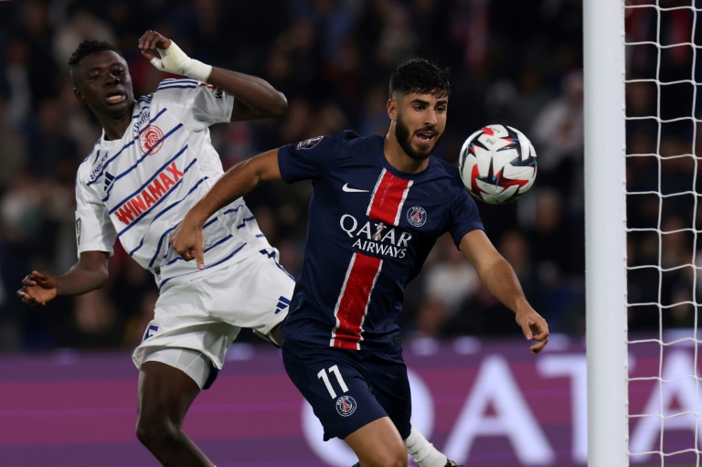 L'attaquant parisien Marco Asensio (d) devant le Strasbourgeois Abakar Sylla, le 19 octobre 2024 au Parc des Princes