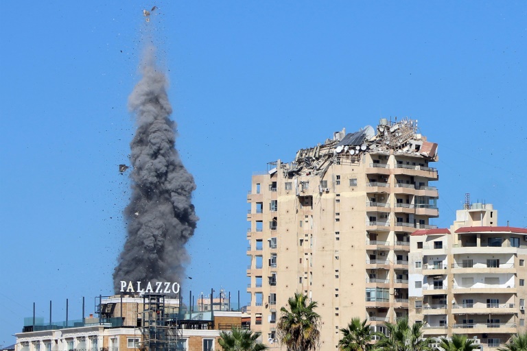 De la fumée après une attaque aérienne israélienne à Tyre, au Liban, le 23 octobre 2024