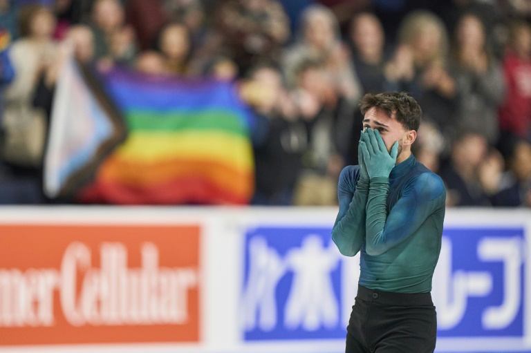 Kevin Aymoz en pleurs après sa deuxième place au Skate America le 20 octobre 2024 à Allen (Texas). Quatrième seulement près le programme court, le patineur français a signé le meilleur programme libre, remontant à la 2e place du classement final