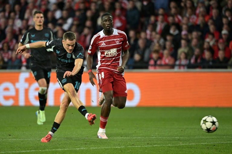 Le milieu du Bayer Leverkusen Florian Wirtz tire au but lors du match de Ligue des champions contre Brest au stade de Roudourou de Guingamp le 23 octobre 2024 en France