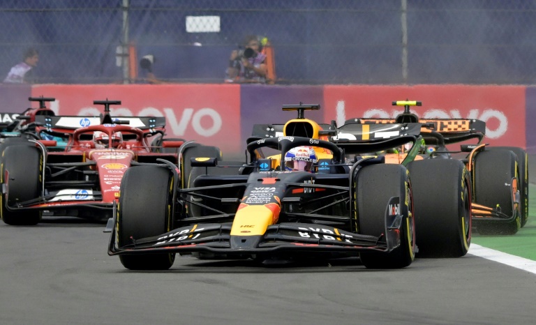 Le pilote néerlandais Max Verstappen (Red Bull) précède le Britannique Lando Norris (McLaren) lors du Grand Prix de Formule 1 du Mexique sur le circuit Hermanos Rodriguez le 27 octobre 2024.