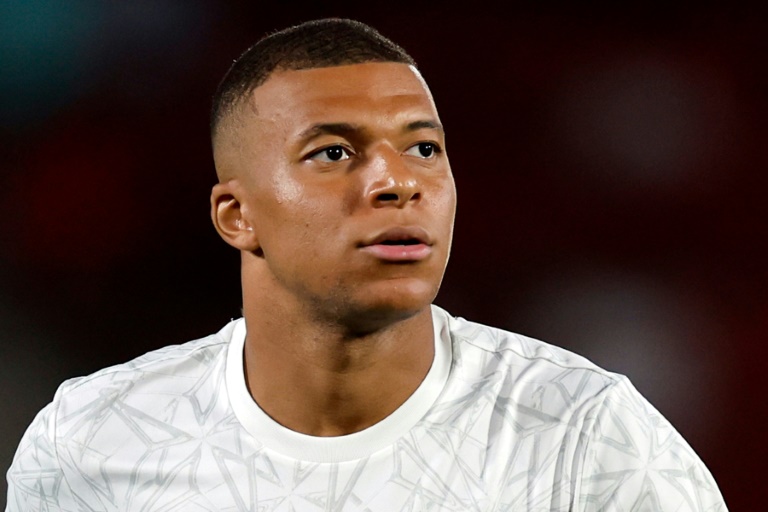 Kylian Mbappé à l'échauffement avant un match de championnat d'Espagne avec le Real Madrid sur le terrain de Palma de Majorque