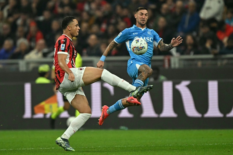 L'attaquant de l'AC Milan Noah Okafor face à l'attaquant de Naples Matteo Politano le 29 octobre 2024 à San Siro