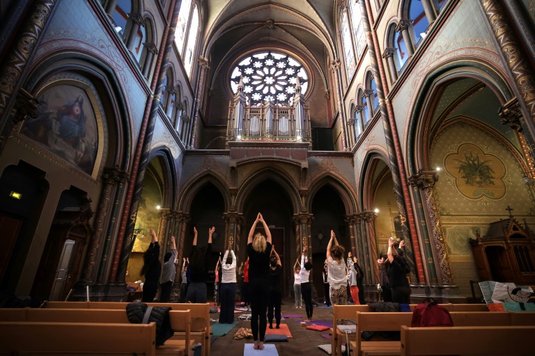 Des particpants à un cours de yoga dans l'église du Gesù, à Toulouse, dans le cadre du festival Les orgues, le 4 octobre 2024