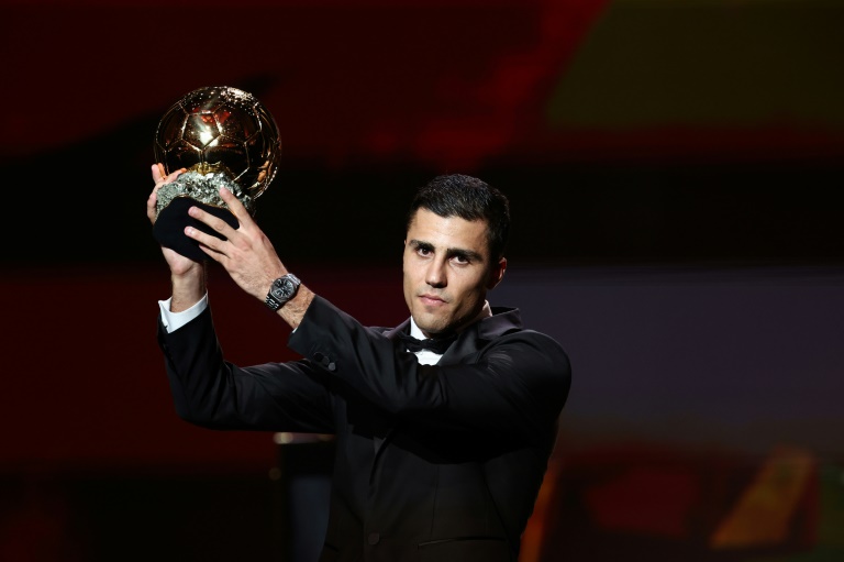 Rodri reçoit le Ballon d'or 2024, à Paris, le 28 octobre 2024