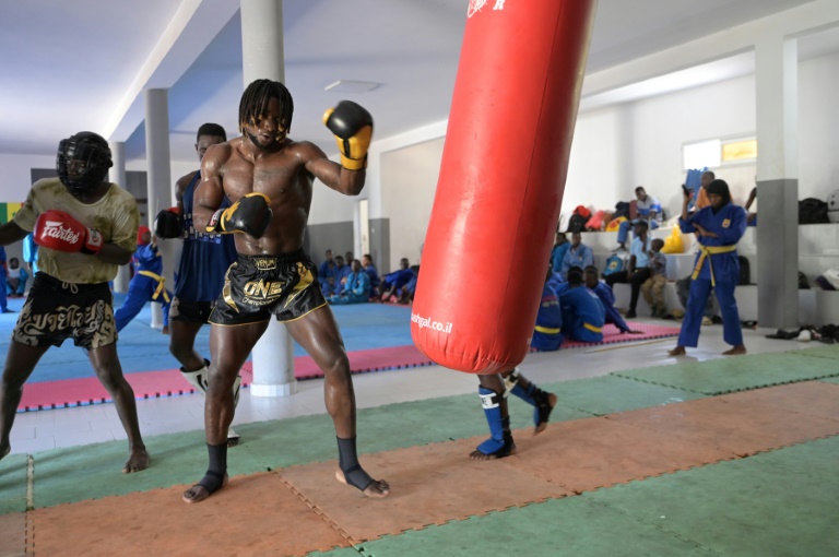 Le champion du monde sénégalais de kick-boxing, catégorie lourds (-90kg), Mouhamed Tafsir Ba, s'entraîne à la salle de sport du camp de police Abdou Diass, le 13 octobre 2024 à Dakar