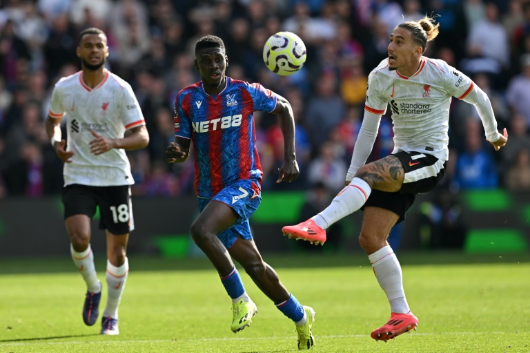 Le milieu de terrain de Crystal Palace, Ismaila Sarr (C), fait face au défenseur de Liverpool, Kostas Tsimikas (R), lors du match de la Premier League entre Crystal Palace et Liverpool à Selhurst Park, à Londres, le 5 octobre 2024