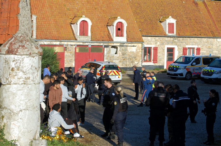 Les forces de l'ordre et secouristes s'occupent des migrants qui ont survécu au naufrage qui a fait un mort dans la Manche à Tardinghen (Pas-de-Calais), le 27 octobre 2024