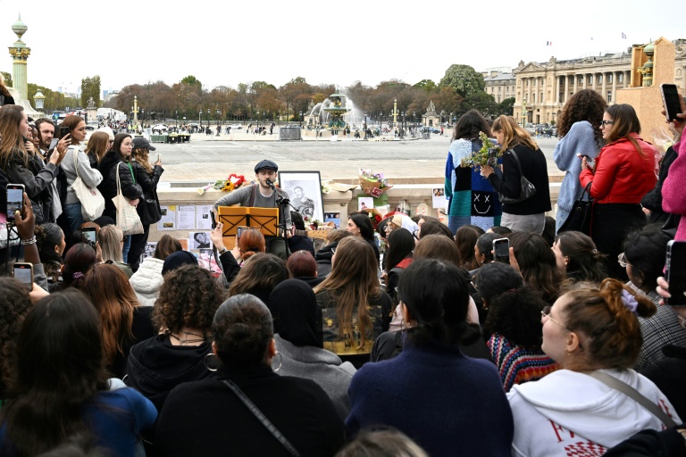 Des fans rendent hommage à l'ancien chanteur des One Direction Liam Payne, au jardin des Tuileries, le 20 octobre 2024 à Paris