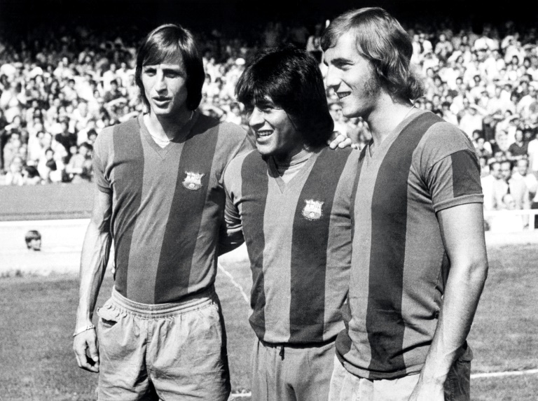 De gauche à droite Johan Cruyff, Hugo Sotil et Johan Neeskens à Barcelone le 1er août 1974