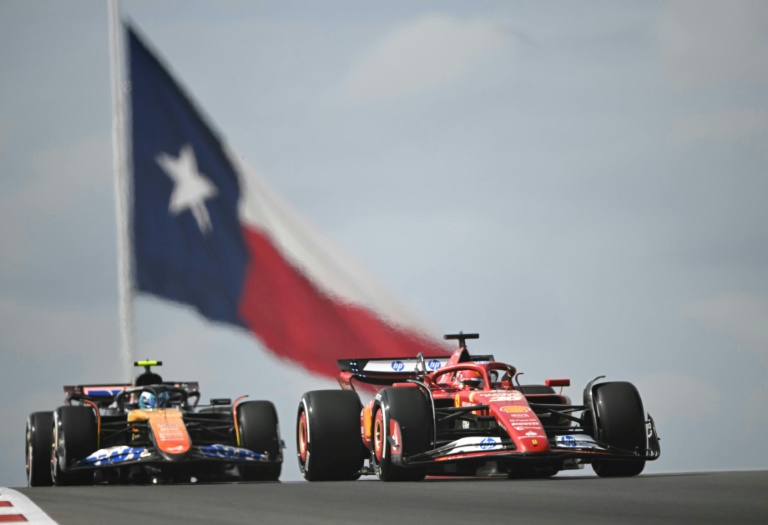 La Ferrari du Monégasque Charles Leclerc, devant l'Alpine du Français Pierre Gasly, le 18 octobre 2024 sur le circuit d'Austin, au Texas