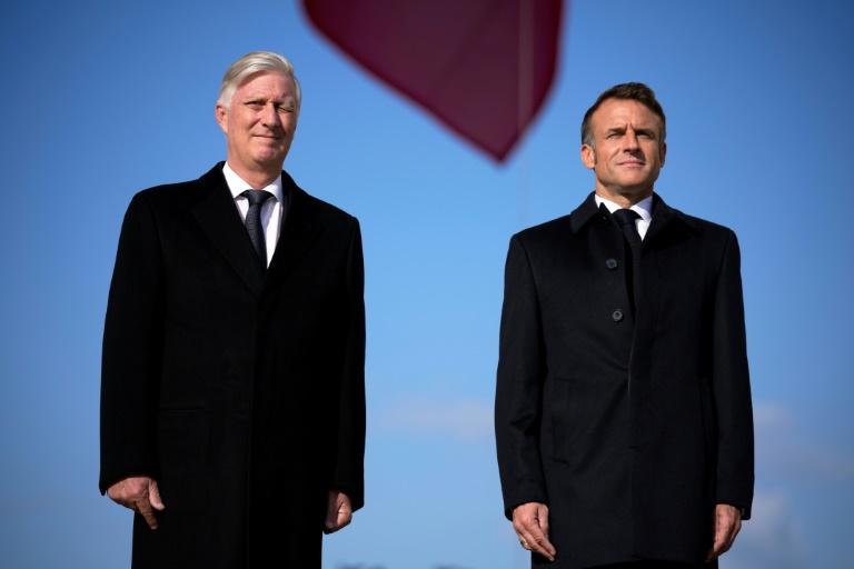 Le roi Philippe de Belgique et le président français Emmanuel Macron (droite) assistent à une cérémonie sur la tombe du Soldat inconnu à l'Arc de Triomphe à Paris, le 14 octobre 2024