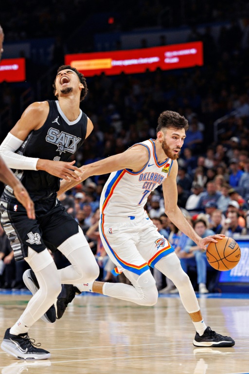 Chet Holmgren (D), du Thunder d'OKC, et Victor Wembanyama (G), des San Antonio Spurs, lors d'un match de saison régulière de NBA, le 30 octobre 2024