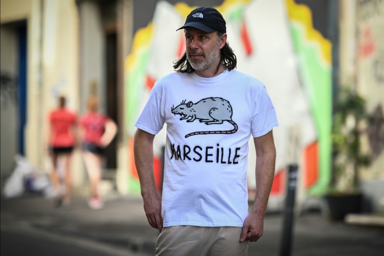 Un homme porte un t-shirt avec une illustration de rat dans le centre de Marseille, le 10 octobre 2024