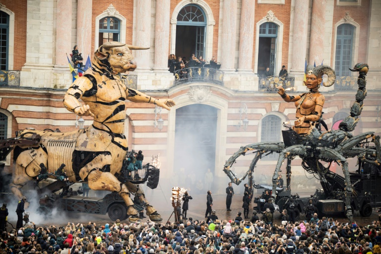 Astérion le minotaure, gardien de la Ville rose, face à Lilith, la géante femme scorpion de l'opéra urbain conçu par la compagnie de théâtre de rue La Machine, à Toulouse le 26 octobre 2024