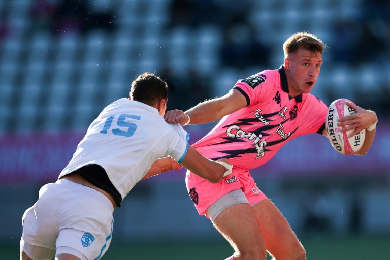 Le demi d'ouverture de Montpellier Thomas Vincent (G) tacle l'arrière  du Stade Français Léo Barre (D) pendant le match du Top14 entre le Stade Français Paris et le Montpellier Hérault Rugby , à Paris, le 5 octobre 2024