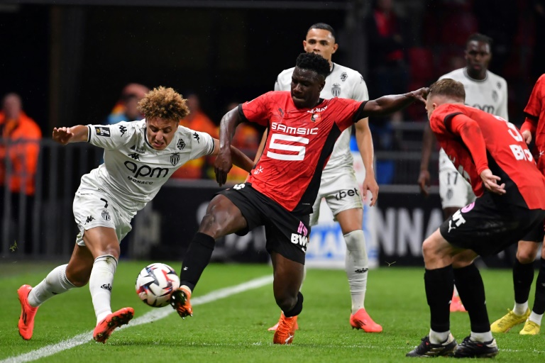 Le Monégasque Eliesse Ben Seghir (g) à la lutte avec le Rennais Azor Matusiwa (c), le 5 octobre 2024 à Rennes