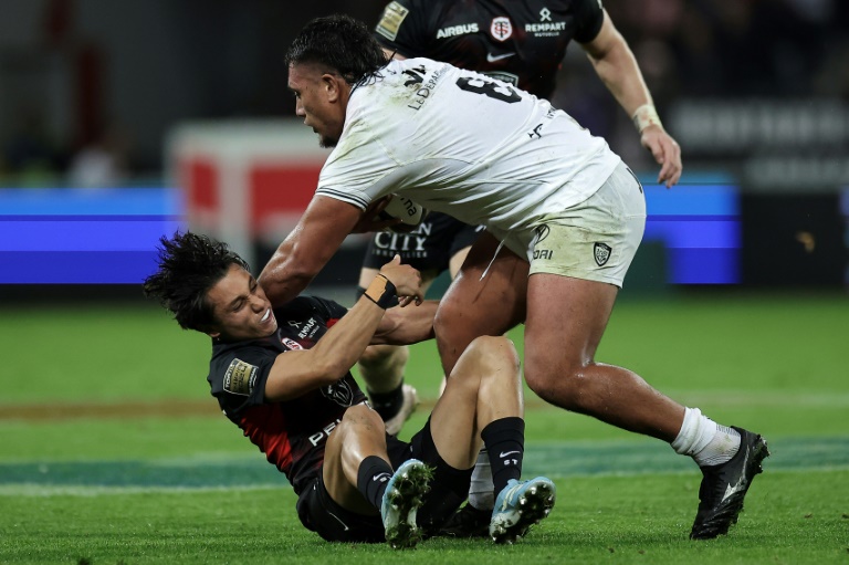 L'ailier italien de Toulouse, Ange Capuozzo, plaque le flanker de Toulon Selevasio Tolofua au cours du match de Top 14 le 27 octobre 2024 à Toulouse