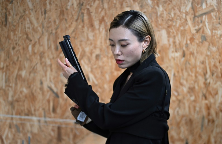 La tireuse sud-coréenne Kim Ye-ji posant pour une photo lors d'une interview avec l'AFP dans un stand de tir à Séoul, le 22 octobre 2024.