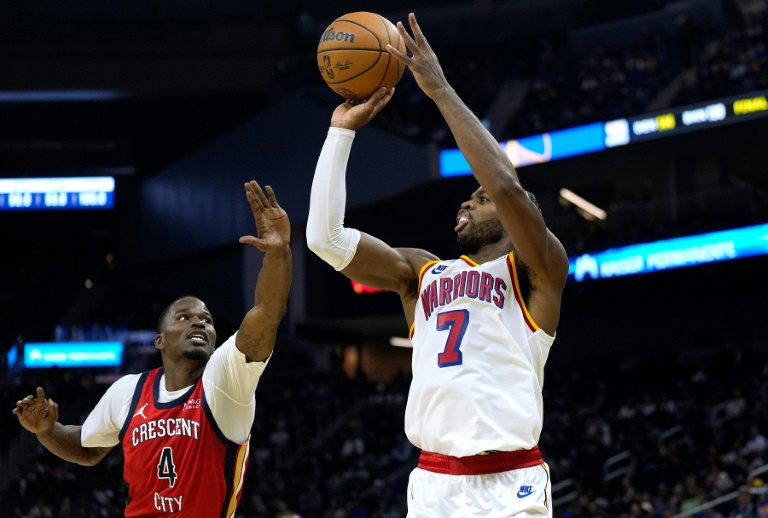 Buddy Hield, l'arrière des Golden State Warriors, tire à trois points devant Javonte Green, l'ailier des Pelicans de la Nouvelle-Orléans, lors d'un match NBA à San Francisco, le 29 octobre 2024