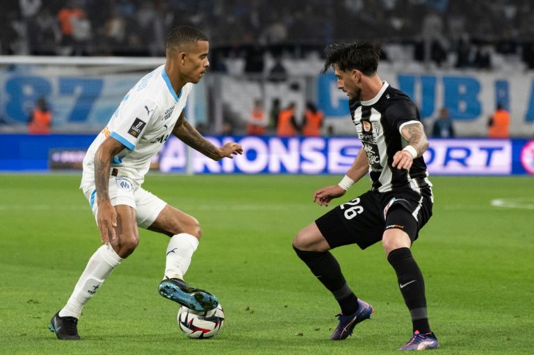 Le milieu anglais de l'OM Mason Greenwood (g) devant le défenseur d'Angers Florent Hanin, le 4 octobre 2024 au Stade Vélodrome