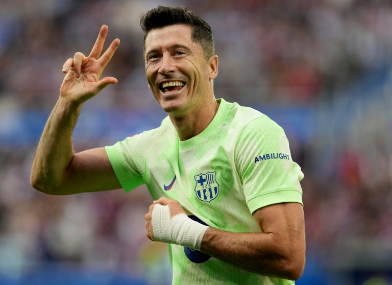 L'attaquant du FC Barcelone, Robert Lewandowski, célèbre son triplé lors du match de la ligue espagnole entre le Deportivo Alaves et le FC Barcelone à Vitoria, le 6 octobre 2024