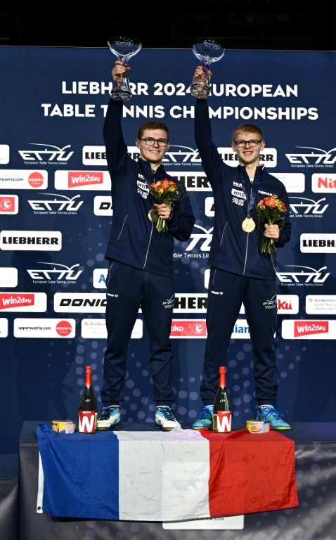 Alexis et Félix Lebrun sur le podium célébrant leur titre de champion d'Europe en doublele 20 octobre 2024 à Linz, en Autriche