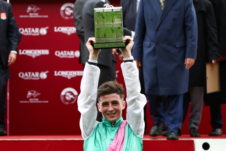 Le jockey irlandais  Rossa Ryan célèbre sa victoire au 103e Prix de l'Arc de Triomphe à Paris le 6 octobre 2024