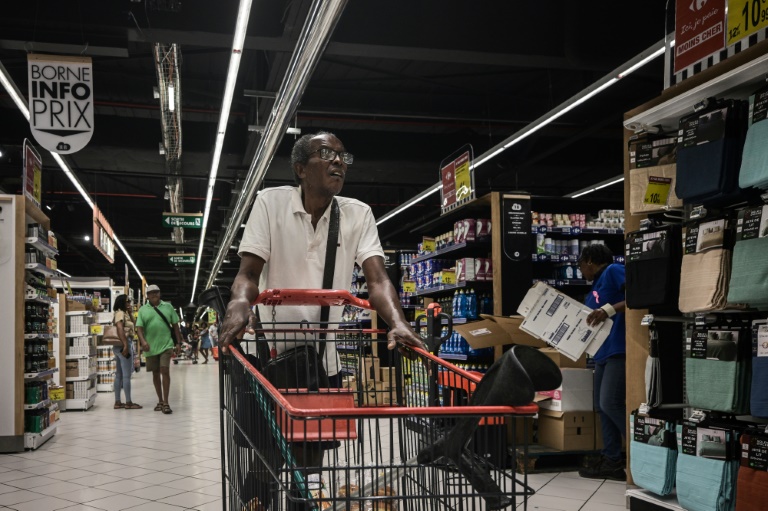 Des clients font leurs courses dans un supermarché de Fort-de-France, en Martinique, le 14 octobre 2024