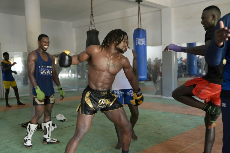 Le champion du monde sénégalais de kick-boxing, catégorie lourds (-90kg), Mouhamed Tafsir Ba, s'entraîne à la salle de sport du camp de police Abdou Diass, le 13 octobre 2024 à Dakar