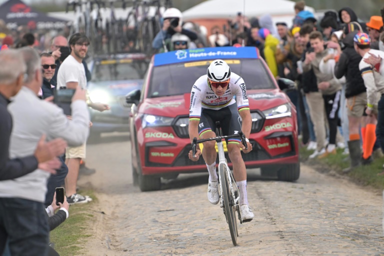 Le Néerlandais Mathieu Van Der lors de sa victoire dans l'édition 2024 de Parix-Roubaix, le 7 avril 2024