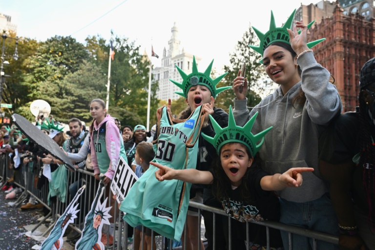 Les fans de l'équipe féminine de basket-ball du New York Liberty célèbrent leur premier titre en WNBA, lors d'une parade des joueuses dans les rues de New York, le 24 octobre 2024