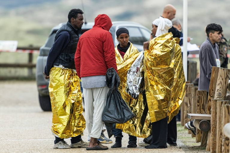 Des migrants enveloppés dans des couvertures d'urgence après avoir été secourus alors qu'ils tentaient de traverser la Manche près de Neufchâtel-Hardelot (Pas-de-Calais) le 30 octobre 2024