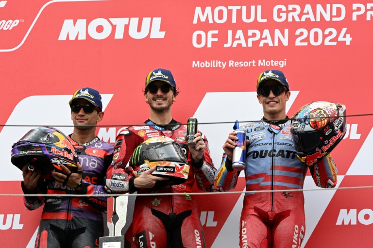 Les pilotes Francesco Bagnaia (au centre), Marc Marquez (à droite) et Jorge Martin (à gauche) sur le podium du Grand Prix moto du Japon à Motegi le 6 octobre 2024.