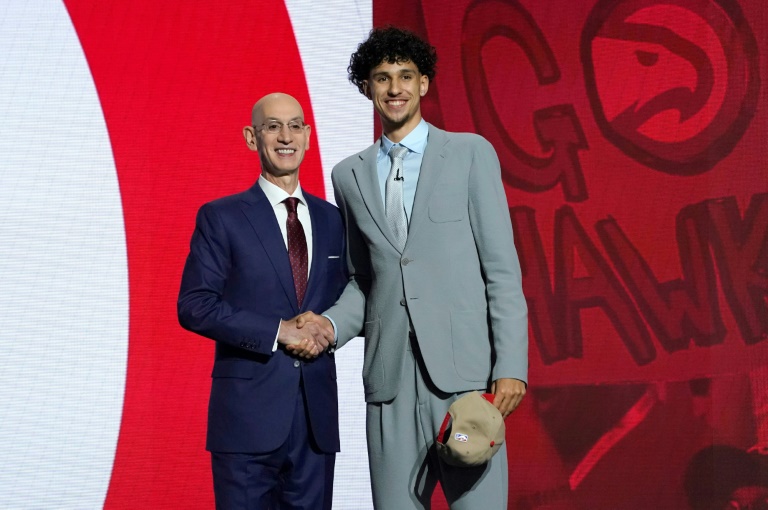 Le basketteur français Zaccharie Risacher au côté du président de la NBA Adam Silver lors de la draft 2024, à Brooklyn, aux États-Unis, le 26 juin 2024