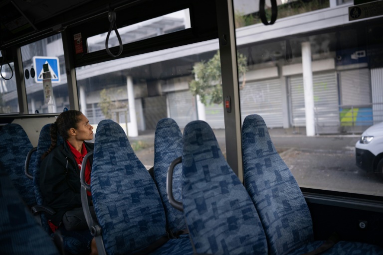 Un passager dans un bus, le 1er octobre 2024 à Nouméa