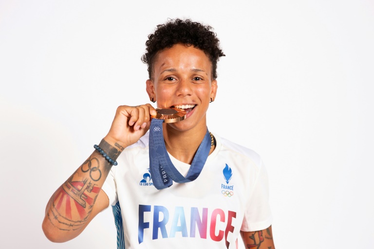 La judoka française Amandine Buchard avec sa médaille de bronze olympique, lors d'une séance photo à Paris, le 29 juillet 2024