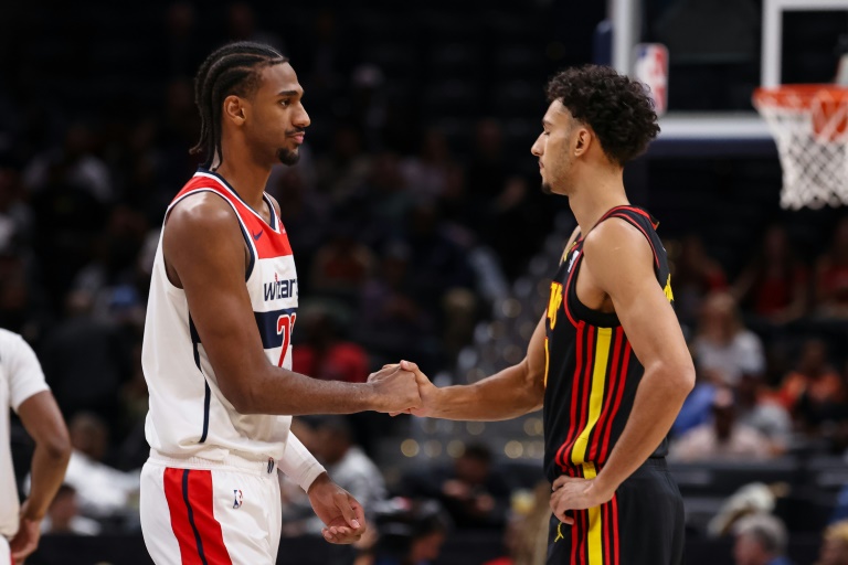 Poignée de mains entre les Français Alexandre Sarr (G), des Washington Wizards, etZaccharie Risacher (D), des Atlanta Hawks, à la fin de leur match de saison régulière de NBA, le 30 octobre 2024 à Washington DC