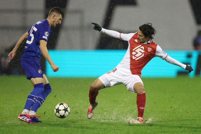 Le milieu japonais de Monaco Takumi Minamino (d) devant le milieu du Dinamo Zagreb Petar Sucic en Ligue des champions, le 2 octobre 2024 à Zagreb