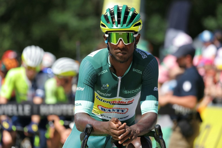 Le sprinteur érythréen Biniam Girmay avec le maillot vert au départ de la 15e étape du Tour de France, le 14 juillet 2024 à Loudenvielle