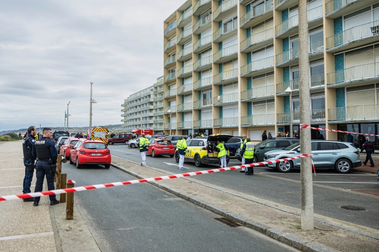 Des résidents locaux regardent les secouristes prendre soin des migrants rescapés après une tentative de traverser la Manche près de Neufchâtel-Hardelot (Pas-de-Calais) le 30 octobre 2024