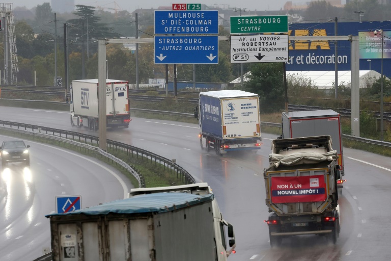 Manifestation de chauffeurs de poids lourds sur l'autoroute A35, à Strasbourg, le 7 octobre 2024 pour protester contre le projet d'une taxe poids lourds locale