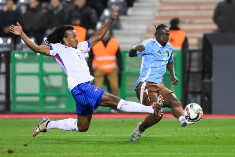 Jules Kounde qui tacle l'ailier belge Jérémy Doku lors de la victoire des Bleus en Belgique le 14 octobre 2024 au stade Roi Baudouin de Bruxelles