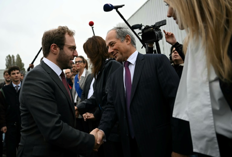 Le ministre de l’Economie Antoine Armand et le président du conseil d'administration de Sanofi Frédéric Oudéa, lors de la visite du ministre sur le site de production du Doliprane, à Lisieux, le 14 octobre 2024