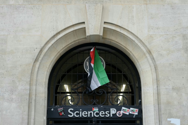 L'entrée de Sciences Po Paris lors d'une occupation des locaux par des étudiants propalestiniens, le 26 avril 2024 à Paris