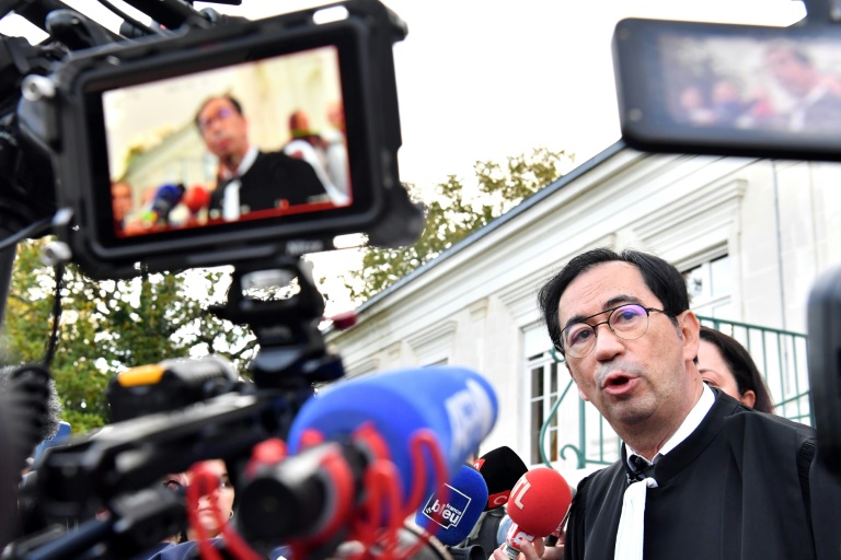 L'avocat des parties civiles Jean Sannier s'adresse à la presse devant le palais de Justice à Châteauroux, dans le centre de la France, le 14 octobre 2024