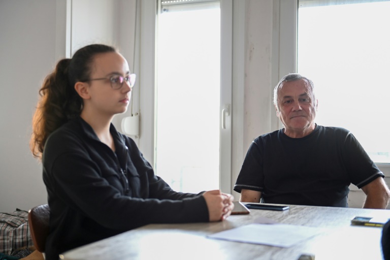 Serhii Kochetkov et sa fille Oleksandra dans leur appartement à Jarville, en Meurthe-et-Moselle, le 21 octobre 2024