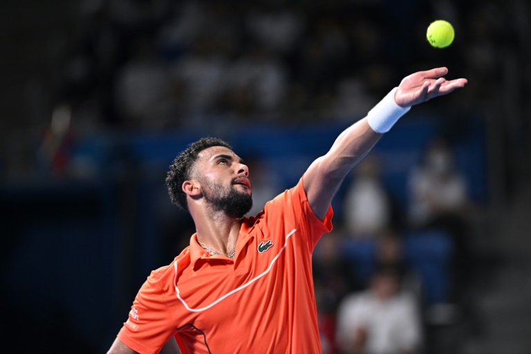 Le Français Arthur Fils sert son compatriote Ugo Humbert durant la finale de l'Open du Japon de tennis, à Tokyo, le 1er octobre 2024